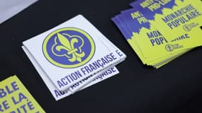 Des autocollants au logo de l'Action française lors d'un colloque du mouvement royaliste, le 13 mai 2023 à Paris  