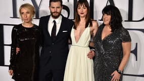 Les acteurs de "Cinquante nuances de Grey", Jamie Dornan et Dakota Johnson, entourés à gauche de la réalisatrice Sam Taylor-Johnson et de l'auteur E. L. James.