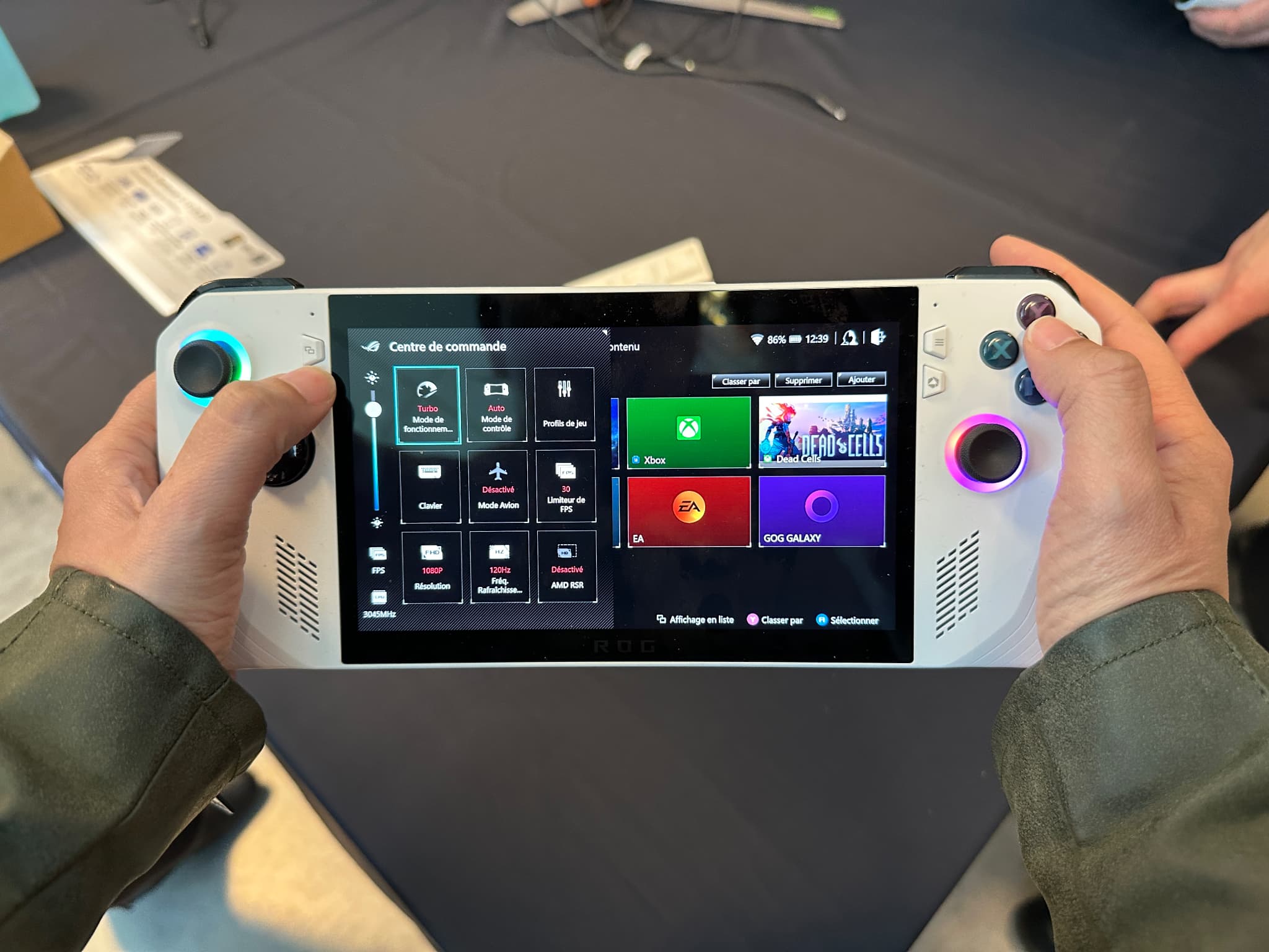 Prise en main de la ASUS ROG Ally: une console portable massive rivale du  Steam Deck taillée pour les jeux PC
