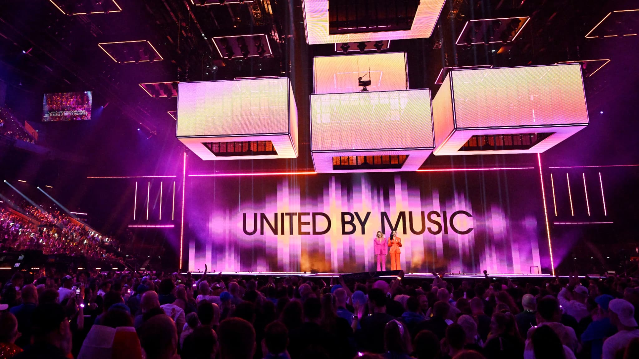La scène de la Malmö Arena, le 6 mai 2024, peu avant l'Eurovision, et le slogan pacifiste de l'événement: "United by music", unis par la musique. La scène de la Malmö Arena, le 6 mai 2024, peu avant l'Eurovision, et le slogan pacifiste de l'événement: "United by music", unis par la musique.