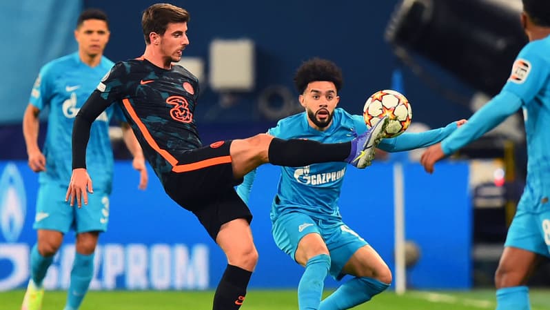 Mason Mount devant Claudinho, à Saint-Pétersbourg le 8 décembre 2021
