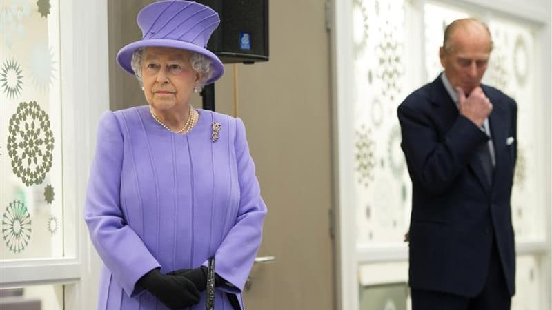 La reine Elizabeth a annulé un déplacement prévu cette semaine en Italie pour des raisons de santé. /Photo prise le 27 février 2013/REUTERS/Ian Gavan/Pool