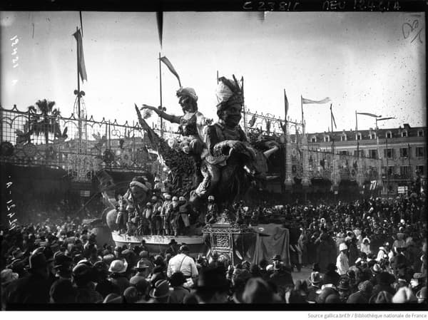 Le roi du carnaval de Nice en 1924, habillé cette année-là en "Sultan de Babazouk", et accompagné de sa reine, Shéhérazade.