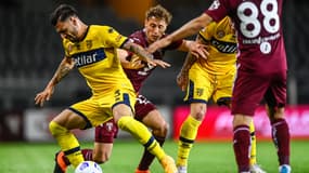 Fabio Ferrari (Parme) au duel avec Mergim Vojvoda (Torino)