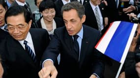 Bain de foule pour Nicolas Sarkozy et le président chinois Hu Jintao, à Nice. Les deux chefs d'Etat se sont retrouvés vendredi pour accorder leurs violons sur les objectifs de la présidence française du G20. /Photo prise le 5 novembre 2010/REUTERS/Lionel