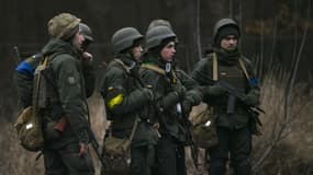 Des soldats ukrainiens aux abords de Kiev, le 25 février 2022