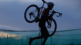 Un coureur de cyclo-cross