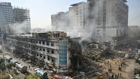 Le 20 janvier 2026, des secouristes fouillent les décombres à l’aide d’excavatrices après un incendie qui s'est déclaré le 17 janvier, tard dans la nuit, dans un centre commercial de Karachi. 