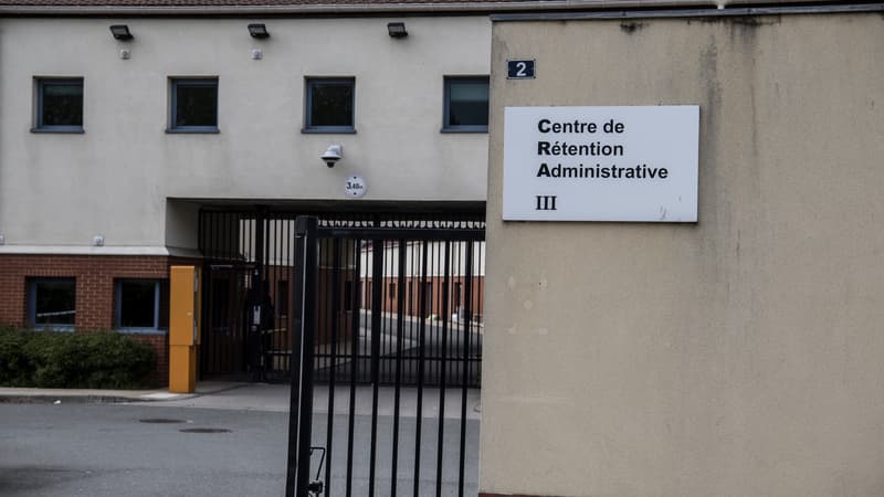 Le centre de rétention du Mesnil-Amelot en Seine-et-Marne