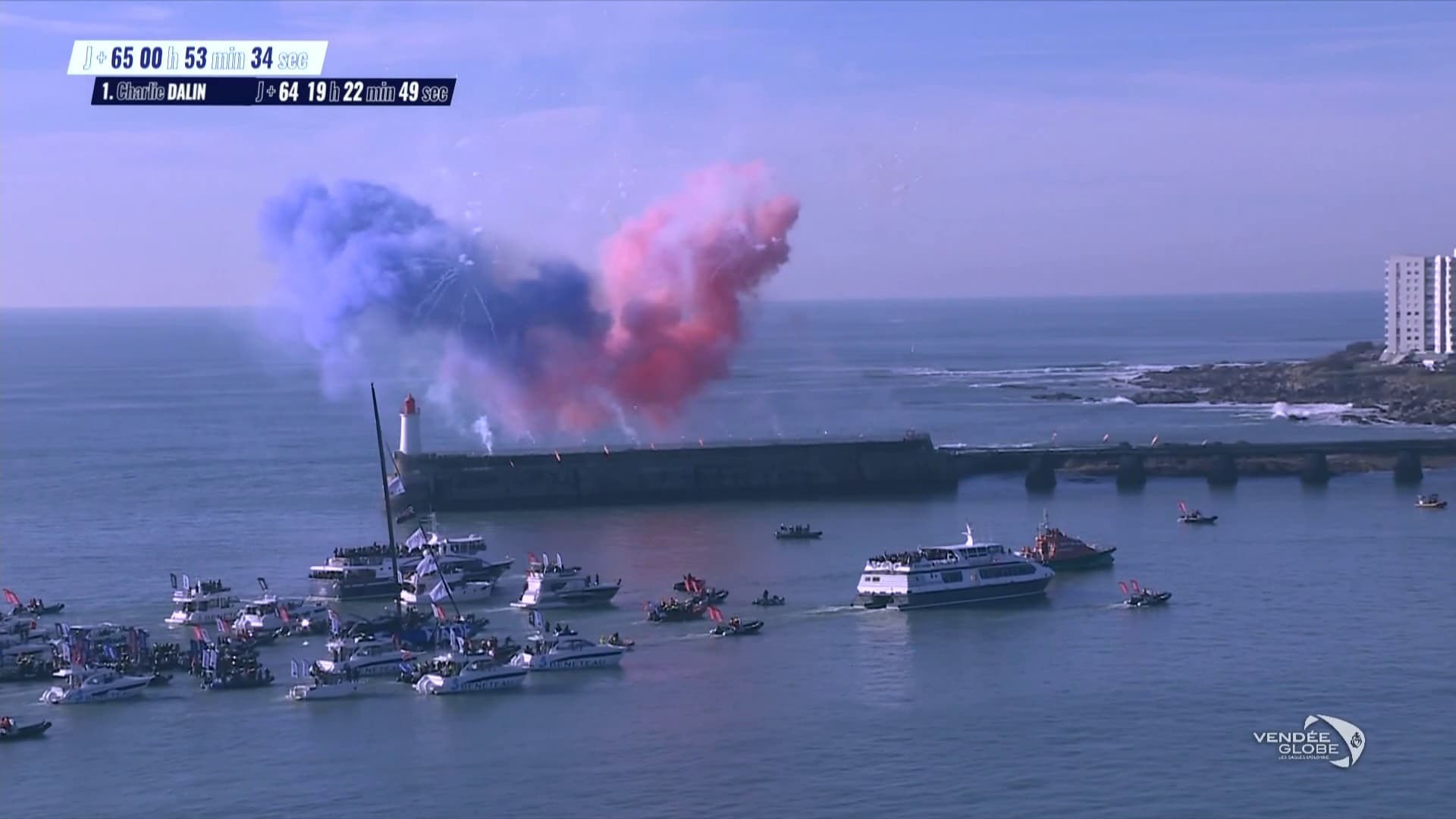Le feu d'artifice à l'entrée du chenal des Sables-d'Olonne à l'arrivée du Vendée Globe Le feu d'artifice à l'entrée du chenal des Sables-d'Olonne à l'arrivée du Vendée Globe