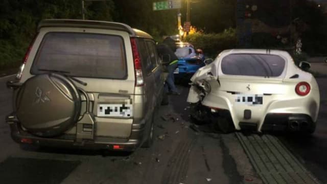 Une photo du crash entre le véhicule du chauffeur-livreur et trois des quatre Ferrari endommagées.