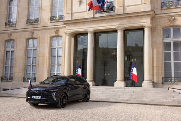 Le DS7 Crossback présidentiel à l'Elysée.