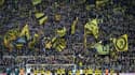 Les joueurs de Dortmund remercient leurs supporters, après leur victoire à domicile, 6-1 face à Wolfsburg, lors de la 30e journée de Bundesliga, le 16 avril 2022