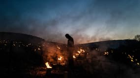 Un vigneron allume des bougies pour protéger ses vignes du gel à côté de Chablis, le 7 avril