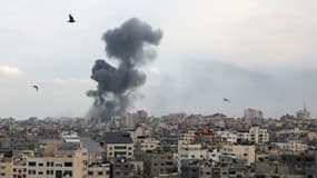 Un panache de fumée s'élève au-dessus des bâtiments de la ville de Gaza lors d'une frappe aérienne israélienne, le 9 octobre 2023.