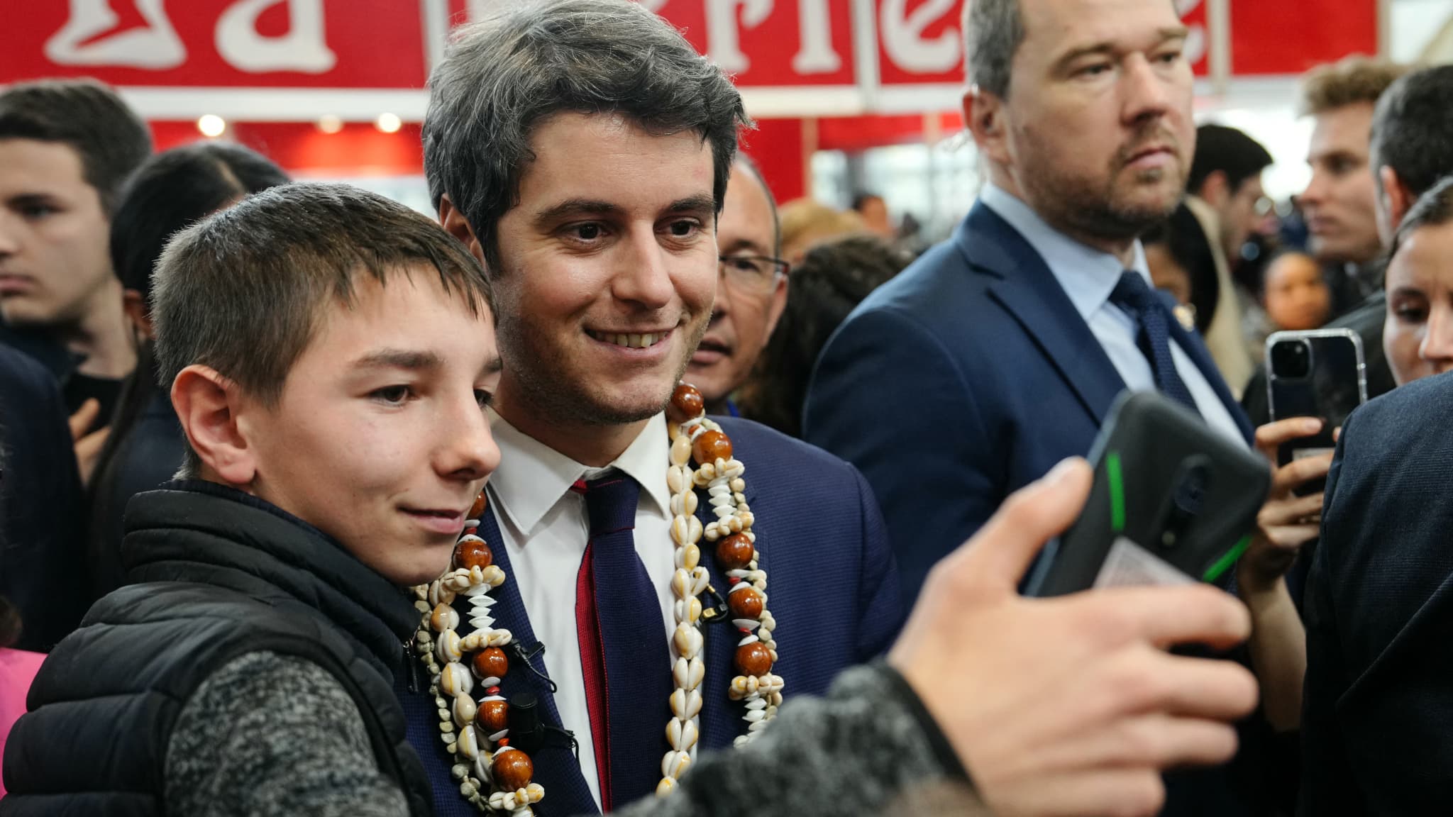 Le Premier ministre français Gabriel Attal pose pour un selfie alors qu'il visite les stands représentant le département de Mayotte lors du Salon international de l'agriculture à Paris, le 27 février 2024.
Le Premier ministre français Gabriel Attal pose pour un selfie alors qu'il visite les stands représentant le département de Mayotte lors du Salon international de l'agriculture à Paris, le 27 février 2024.