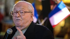 Jean-Marie Le Pen a été légèrement blessé à la joue en trébuchant, lorsqu'il a fui l'incendie de sa maison.