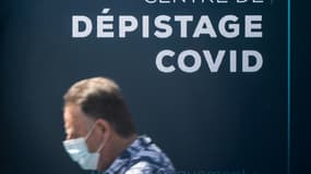 Un homme masqué passe devant centre de dépistage au Covid-19, le 16 juillet 2022 à Nantes