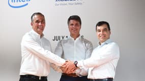 Brian Krzanich, le patron d'Intel, et Amnon Shashua, le confondateur de Mobileye, entourent Harald Krueger, le PDG de BMW en juillet dernier à Munich.