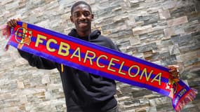 Ousmane Dembélé avec une écharpe du FC Barcelone, le 17 juin 2023