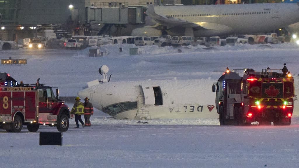 Um avião da empresa americana Delta Air Lines retornou ao asfalto do aeroporto de Toronto, Canadá, 17 de fevereiro de 2025 Um avião da empresa americana Delta Air Lines retornou ao asfalto do aeroporto de Toronto, Canadá, 17 de fevereiro de 2025
