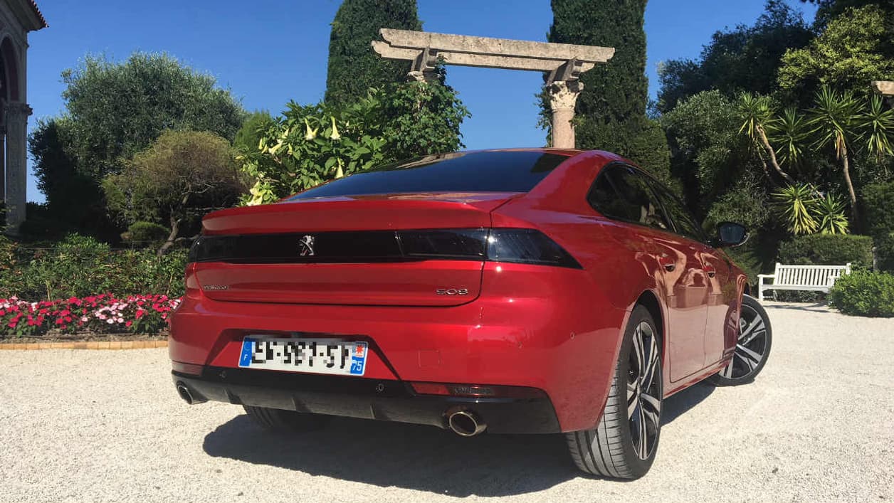 Peugeot a particulièrement travaillé l'arrière de la Nouvelle 508, avec notamment de nouveaux phares. Peugeot a particulièrement travaillé l'arrière de la Nouvelle 508, avec notamment de nouveaux phares.