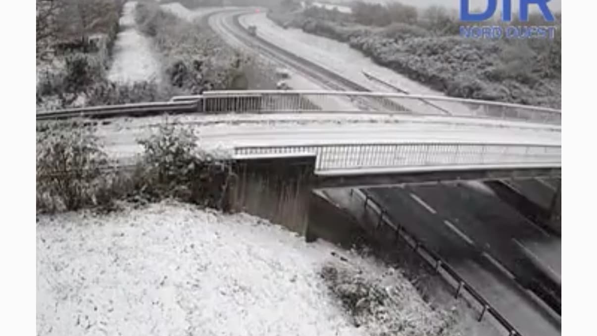 La circulation est difficile en raison des chutes de neige sur l'A84 dans la Manche, le 21 novembre 2024. La circulation est difficile en raison des chutes de neige sur l'A84 dans la Manche, le 21 novembre 2024.