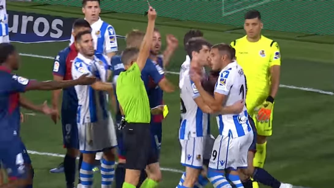 Carton rouge pour Theo Hernandez