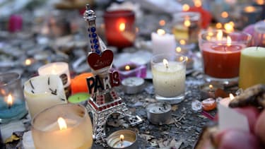 Des bougies près du Bataclan le 15 novembre 2015