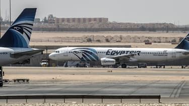 Un avion de la compagnie EgyptAir, sur le tarmac de l'aéroport du Caire.