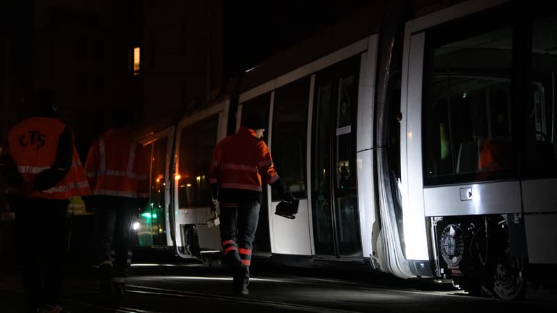 Le tramway accidenté, six jours après la collision, lors de son évacuation (illustration).
