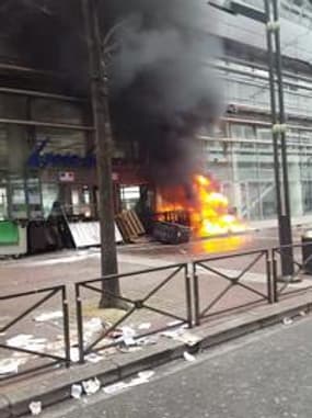 Le hall du lycée Léonard de Vinci à Levallois-Perret en feu - Témoins BFMTV