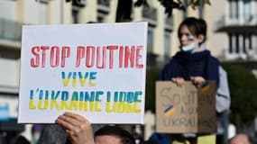 Un manifestant brandit une pancarte dans un rassemblement contre la guerre en Ukraine, le 26 février 2022, à Rennes.