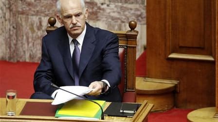 Le gouvernement de Georges Papandréou sera soumis mardi soir à un vote de confiance, le premier des trois tests à réussir pour éviter la faillite au pays. /Photo prise le 19 juin 2011/REUTERS/Yiorgos Karahalis