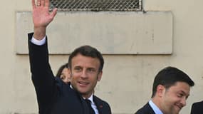 Le président français Emmanuel Macron en compagnie du maire de Marseille Benoit Payan lors d'un précédente visite à Marseille, le 2 juin 2022
