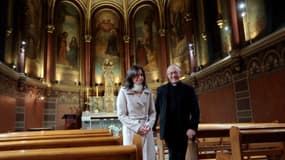 Marion Gailland avec le père Joseph Hunt dans la chapelle Notre-Dame de Clignancourt à Paris, le 25 janvier 2016