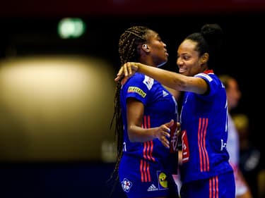 Océane Sercien enlace Kalidiatou Niakaté
