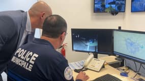 Un agent de la police municipale de la ville de Trets (Bouches-du-Rhône), visualisant des images de vidéosurveillance contre les dépôts sauvages.