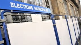 Municipales: des panneaux officiels sont mis en place par les mairies.