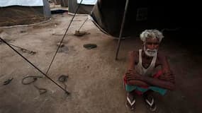 Un réfugié attend une distribution de nourriture dans un camp à Sukkur, dans la province pakistanaise du Sind. Islamabad a ordonné jeudi de nouvelles évacuations dans cette province du sud du pays, en raison de la crue du fleuve Indus consécutive aux plui