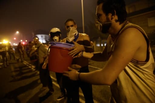 La population forme une chaîne humaine pour aider les pompiers dans leur lutte contre les incendies, le 15 octobre 2017 à Vigo, en Espagne La population forme une chaîne humaine pour aider les pompiers dans leur lutte contre les incendies, le 15 octobre 2017 à Vigo, en Espagne