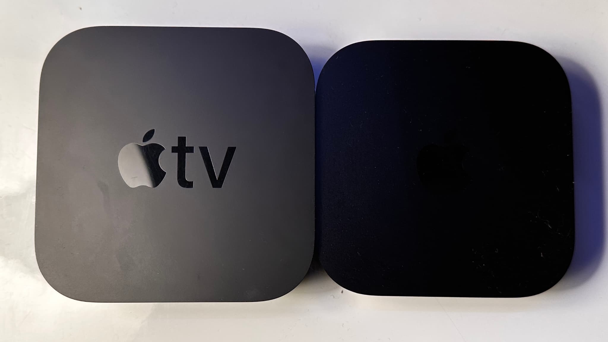 A gauche, le modèle d'Apple TV 4K précédent - A droite, la nouvelle déclinaison