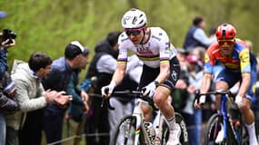 Tadej Pogacar en souffrance dans la Trouée d'Arenberg, 13 avril 2025 sur Paris-Roubaix