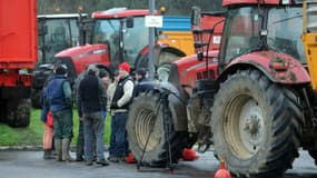 Des agriculteurs bloquent l'accès à un supermarché de Quimper avec des tracteurs et des déchets, le 2 février 2015.