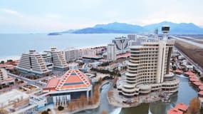 Cette photo récente, non datée, publiée par l'Agence centrale de presse coréenne (KCNA) le 31 décembre 2024, montre une vue aérienne générale de la "zone touristique de la côte de Kalma" dans la ville nord-coréenne de Wonsan, dans la province de Kangwon, en Corée du Nord.