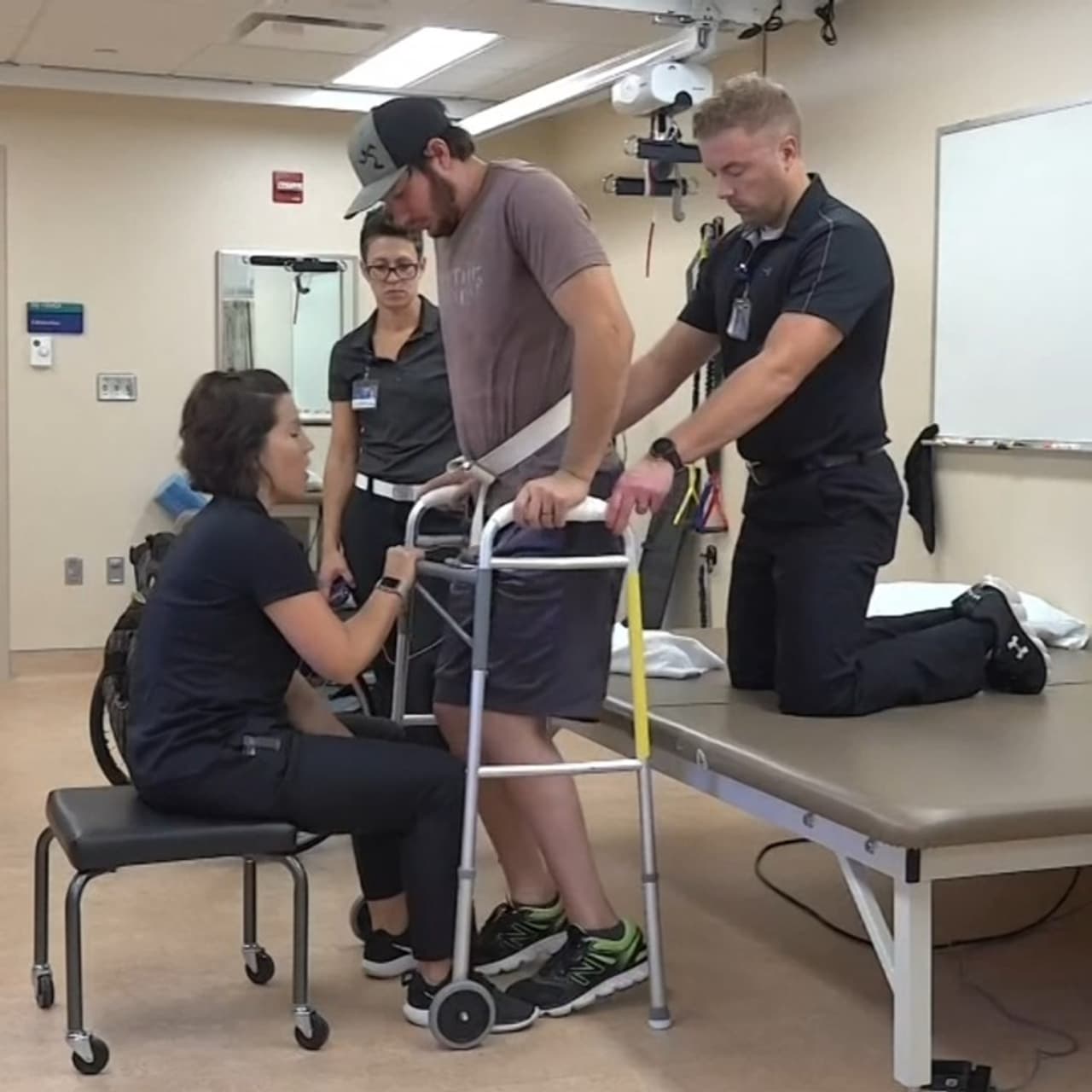 Ce jeune paraplégique marche grâce à une électrode placée dans son dos