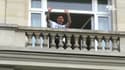 PSG : Messi salue les supporters depuis le balcon de l'hôtel Royal Monceau