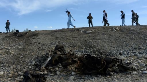 Des membres des forces de sécurité afghanes inspectent le site d'un attentat suicide visant des troupes étrangères, le 1er mai 2017 à Bati Kot, dans la province de Nangarhar Des membres des forces de sécurité afghanes inspectent le site d'un attentat suicide visant des troupes étrangères, le 1er mai 2017 à Bati Kot, dans la province de Nangarhar