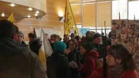 Des manifestants dans le hall du siège social de Lactalis à Laval, le 21 février 2024