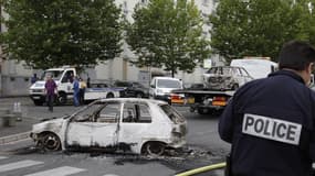 A Amiens, l'été dernier. Huit personnes ont été mises en examen dans l'enquête sur les violences d'août 2012 à Amiens, dont deux hommes d'une trentaine d'années pour le chef de "tentative d'assassinat" sur des policiers. /Photo prise le 14 août 2012/REUTE